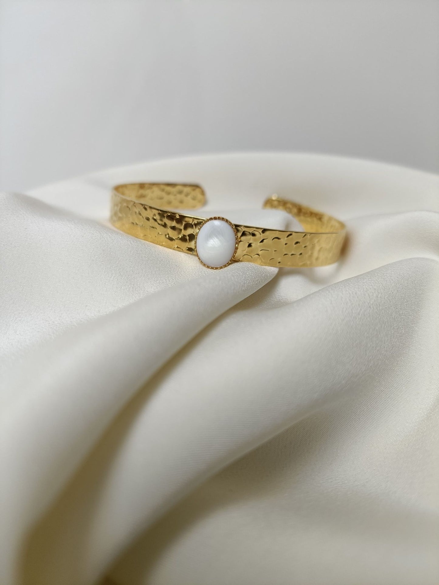 Jonc bracelet en laiton doré à l'or fin 24 carats - Amy nacre