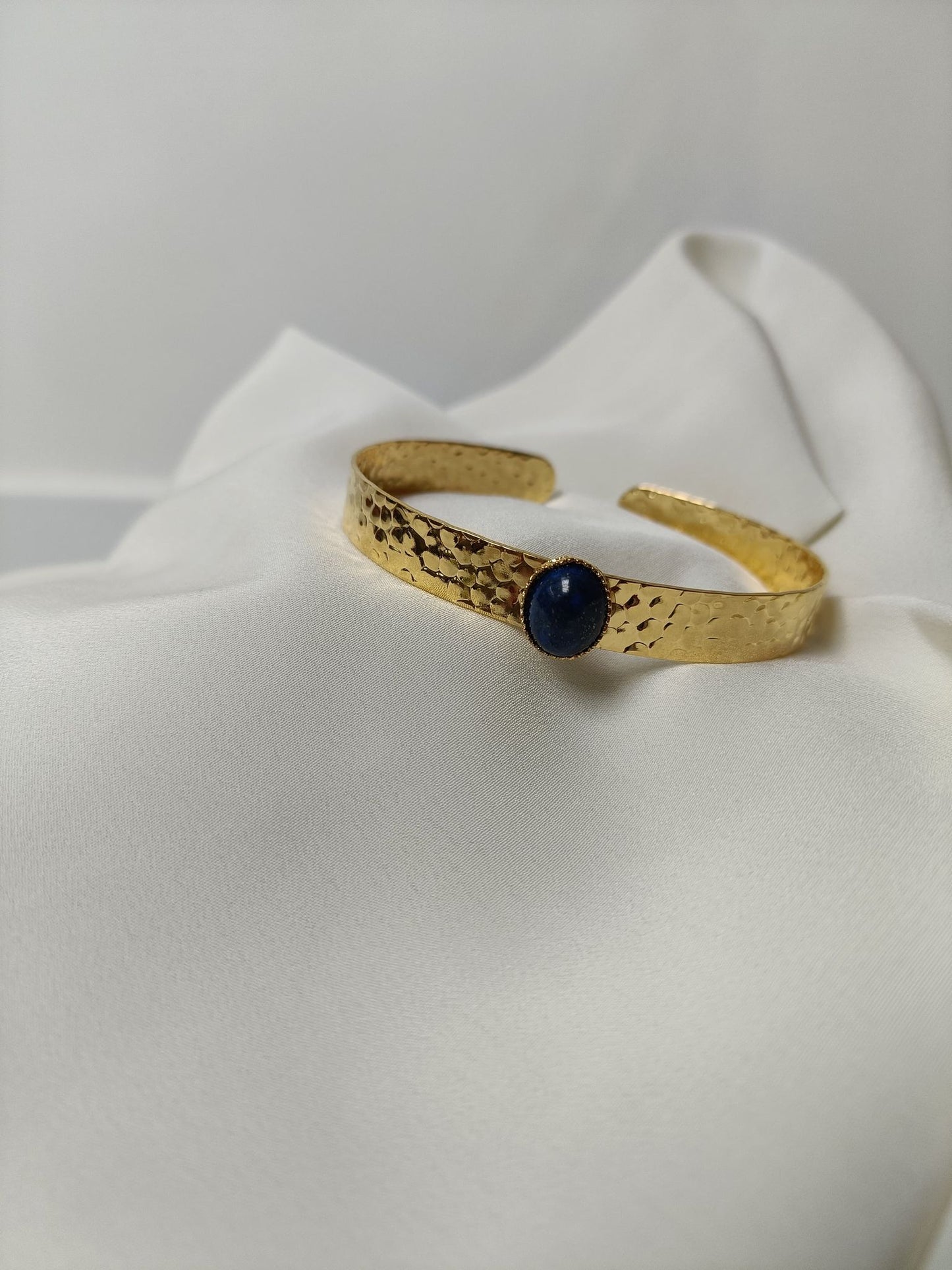 Bracelet jonc en laiton doré à l'or fin - Amy lapis lazuli